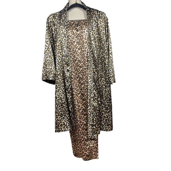 Ambrielle Woman Robe - Picture 2 of 5